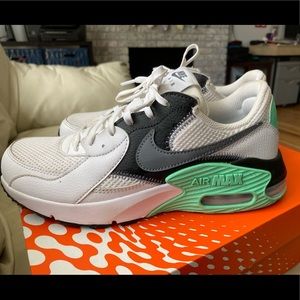 Nikes Women’s 8.5- box pictured isn’t original box.